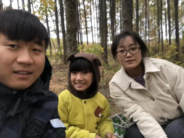 卢小开和妻子女儿在森林里