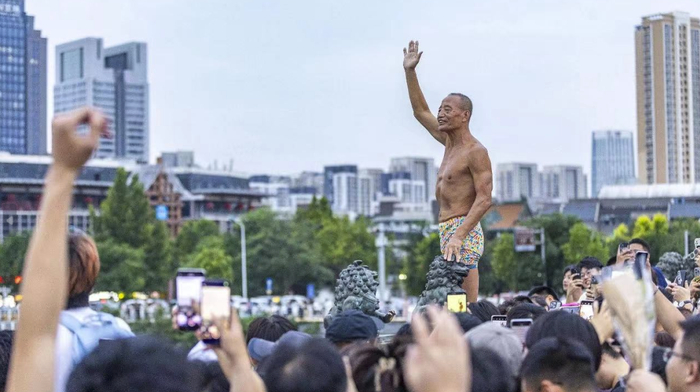 「老镰刀」苏长海向人群挥手，准备跳水。图源视觉中国