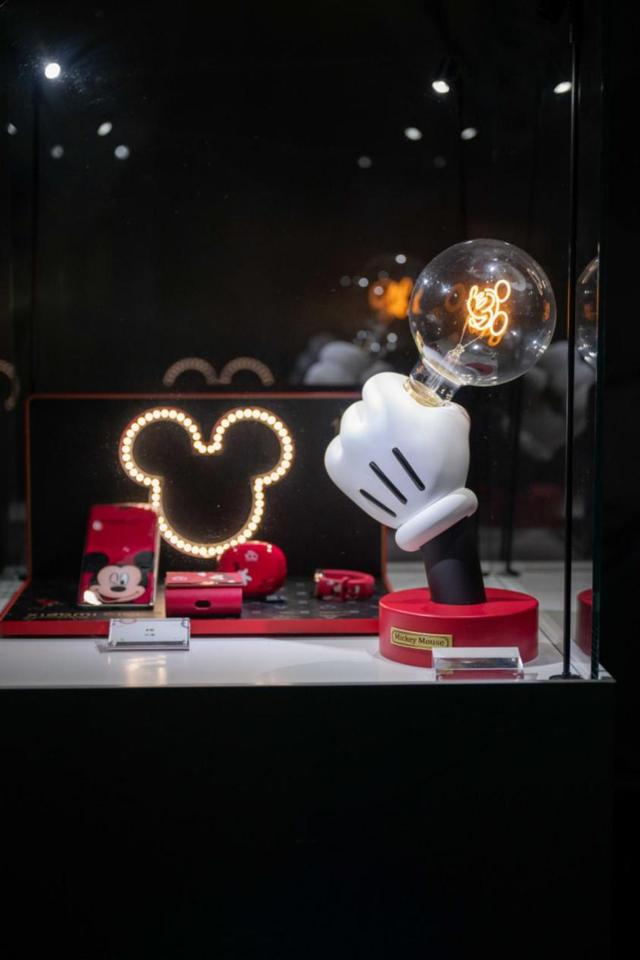 现场展示的米奇系列授权产品。  主办方供图