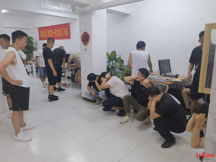 ▲凉山公安侦破“阿日某某雇佣网络水军卖惨带货案”抓捕现场