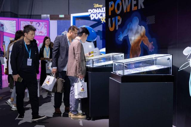 现场嘉宾在观摩漫威系列授权产品。  主办方供图