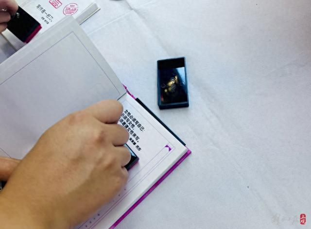 读者在今年上海书展上盖章 施晨露 摄