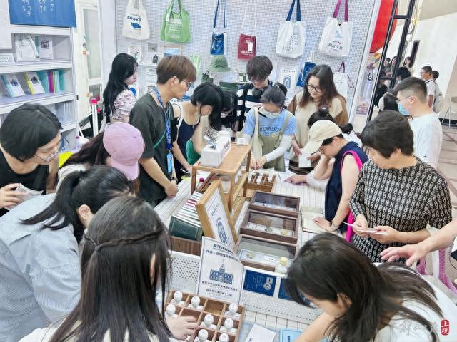 今年上海书展上，上海译文出版社的作家金句印章很受欢迎 施晨露 摄