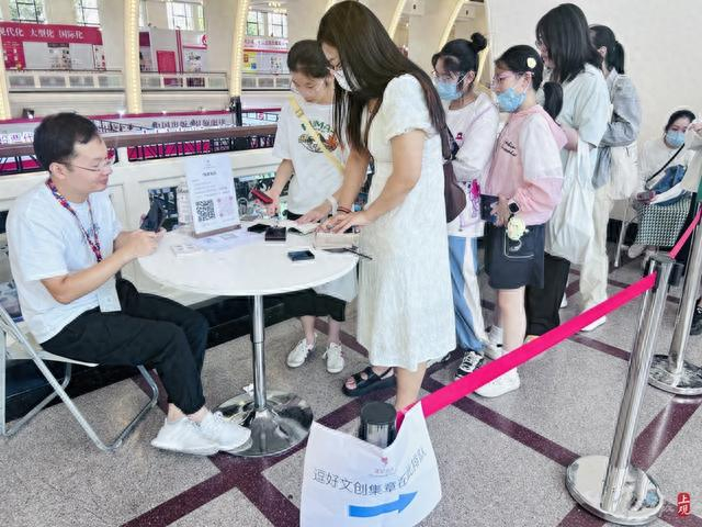 逗好文创负责人温中秋笑称自己为书展上的“掌章人” 施晨露 摄