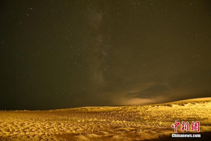 　　9月13日晚，甘肃省武威市民勤县苏武沙漠大景区腹地摘星小镇星光璀璨。中新社记者 李亚龙 摄