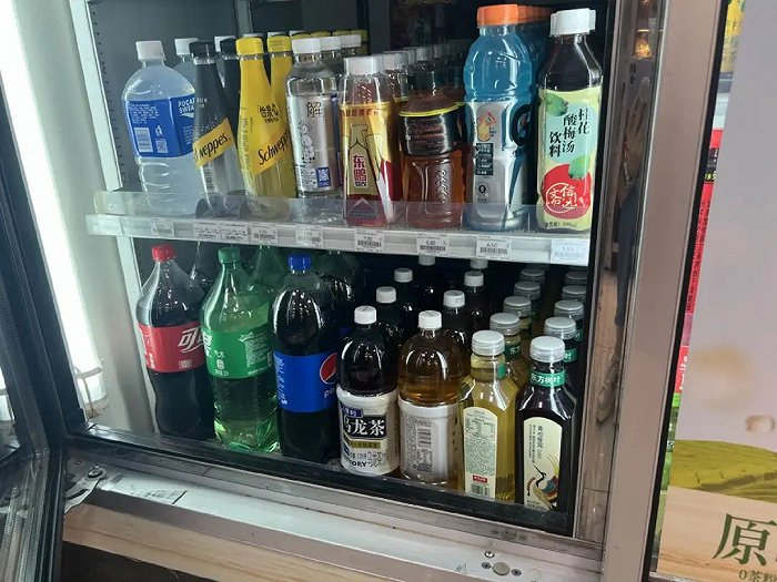 图/1L装饮料，来源/2023年8月16日，燃次元拍摄于北京朝阳路某便利店