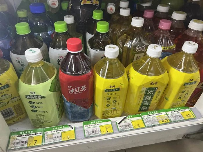 图/1L装饮料，来源/2023年8月15日，燃次元拍摄于北京朝阳路某便利店