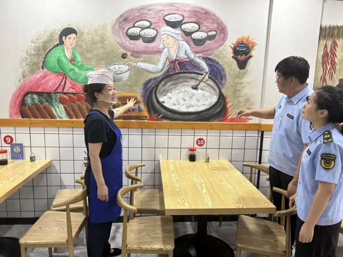 店内通过手绘艺术展示鸡西冷面文化。图片资料