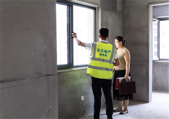 交房过程中为业主详细讲解。张占祥摄