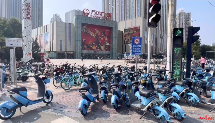 ▲石家庄街头停放的共享电单车 