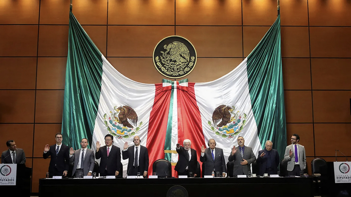 听证会议员和证人宣誓自己所言都是真实的。（图源：社交媒体）