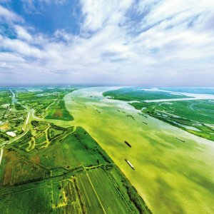 瓜洲运河入江口。龚万选摄