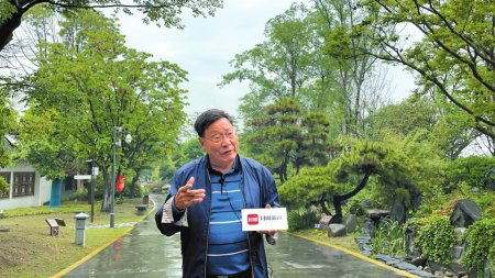 扬州大学潘宝明教授在瓜洲古渡公园内接受记者采访。张杰摄