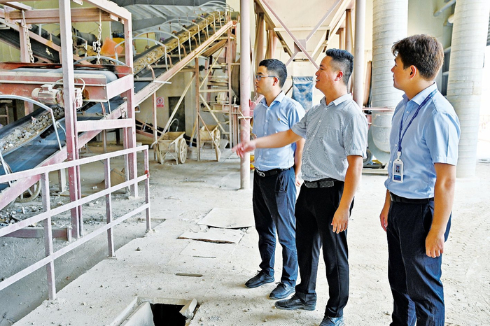 厦门国际银行工作人员到平潭鑫盛投资集团有限公司调研。  实习记者 鲍曼君/摄