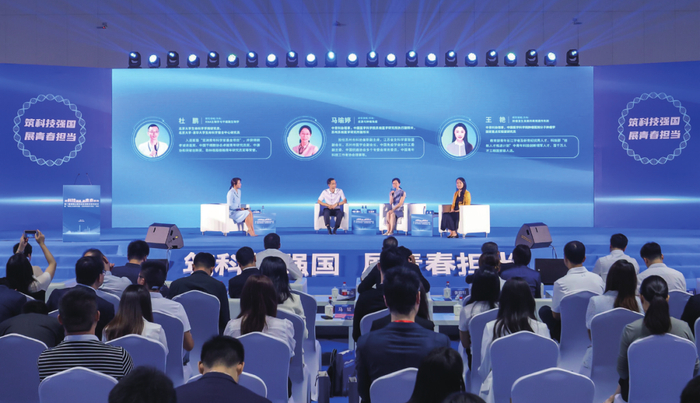 王艳（右一）参加科技之光青年讲堂活动