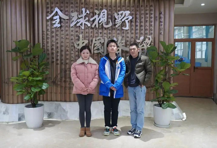 ▲成都七中饶轶琨同学（中）与郑文书老师（右）、徐珂老师（左）