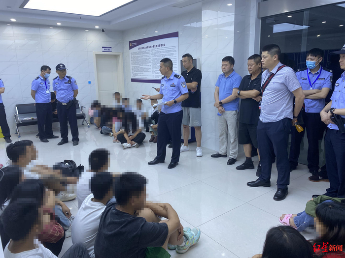 ▲民警对部分“底层”传销人员进行训诫