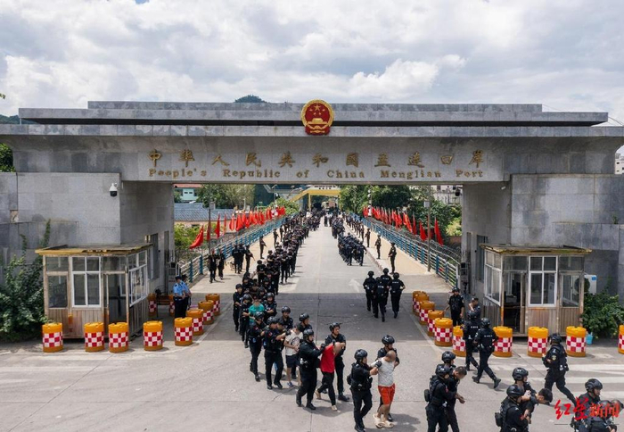 ▲9月6日，缅甸相关地方执法部门开展抓捕行动，集中向我方移交涉诈犯罪嫌疑人1207名