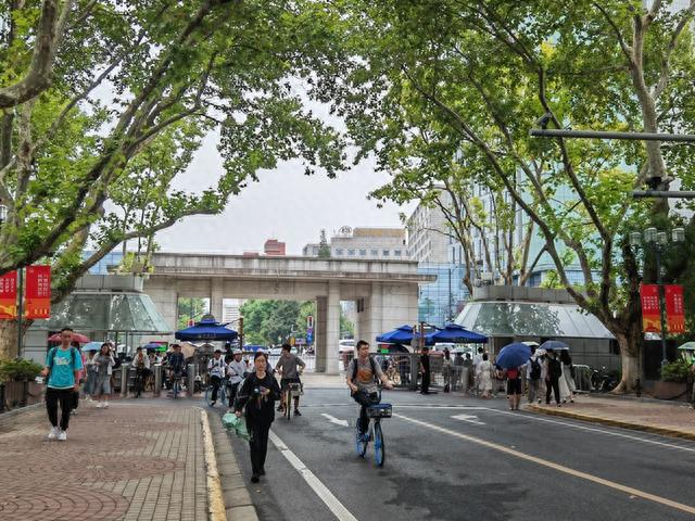 大家排队通过闸机刷卡进入校园。 李蕾 摄