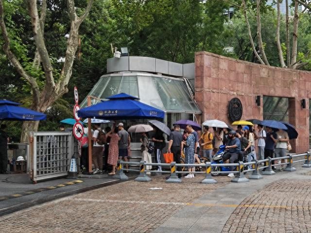 大家排队进入同济大学校园。 李蕾 摄