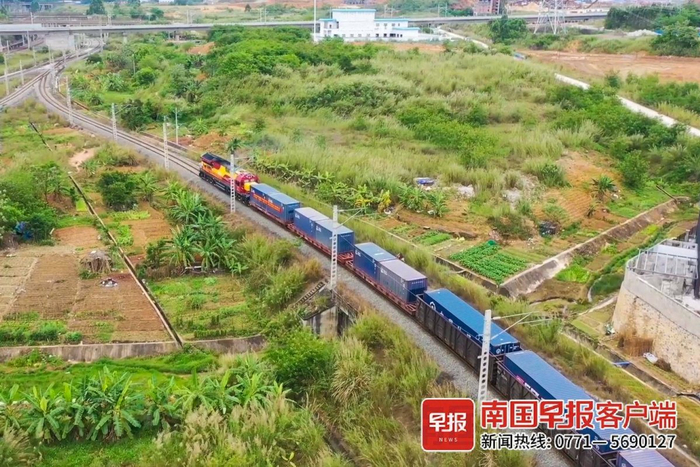 ▲从南宁国际铁路港出发的中越跨境货物列车。邢星 摄