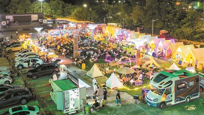 夜幕降临，深圳某车尾箱集市人头攒动，烟火气十足。 深圳晚报记者 严文婷 摄