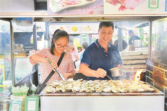 ▲近日，在深圳某流动摊贩集中摆卖点，商户们在摊位上忙着招待顾客。 深圳晚报记者 陆颖 摄