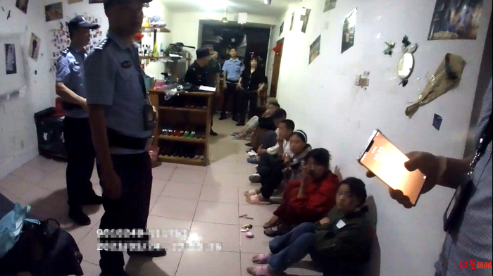 ▲民警在传销窝点内挡获“底层”传销人员