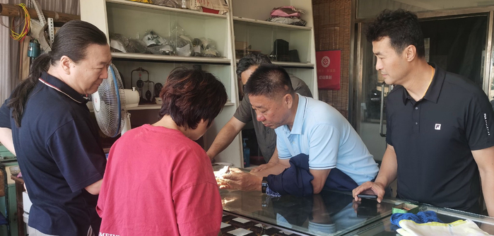 专题调研组对煤精琥珀产业进行调研。姜滨/摄