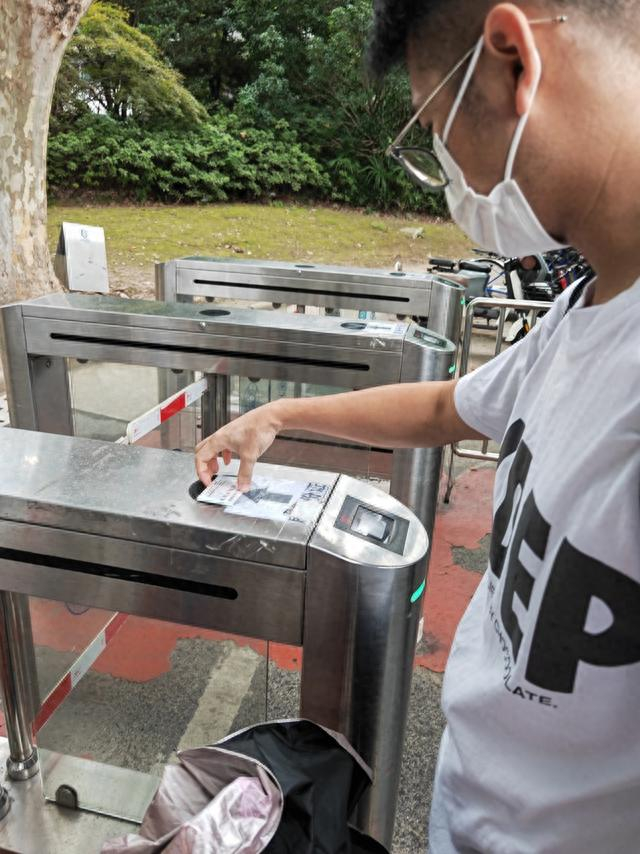 校外人员刷身份证进入校园。 李蕾 摄