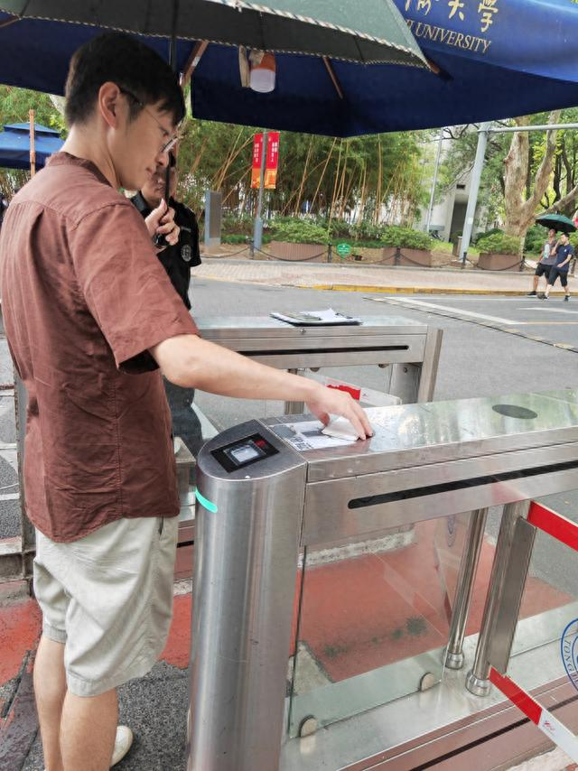 校外人员正在刷身份证进入同济大学。 李蕾 摄