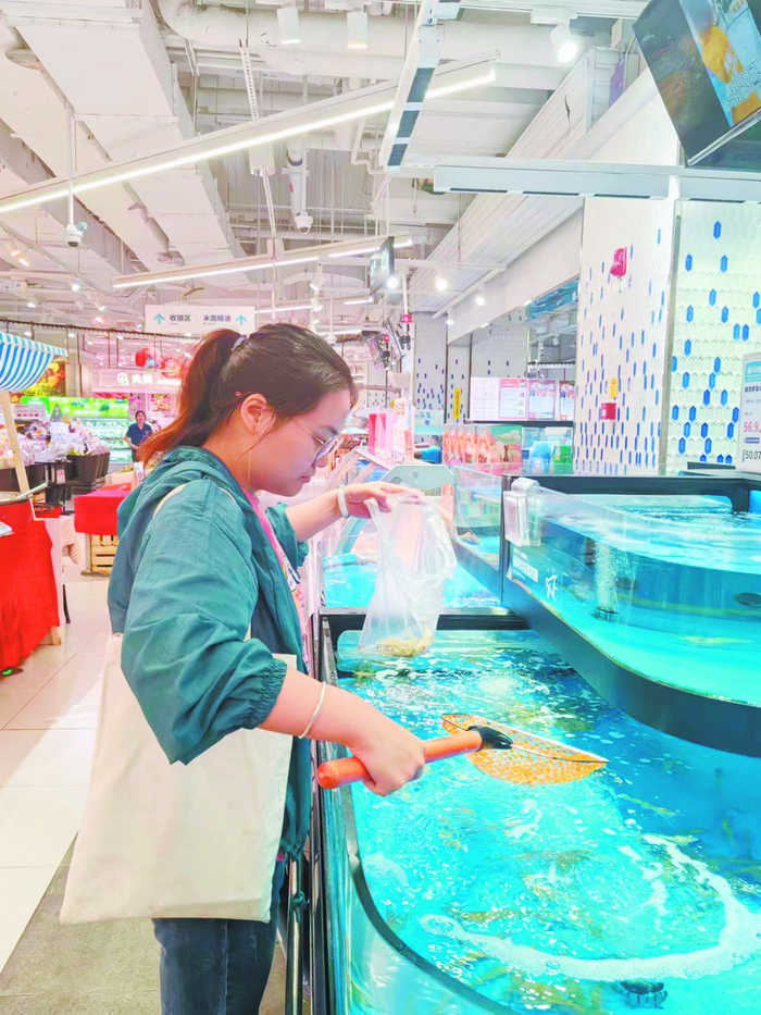     市民挑选重庆产“海虾”