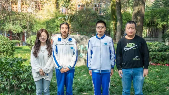▲成都七中徐珂老师、王雅璇同学、鲜思成同学、吴承昊教练（从左至右）