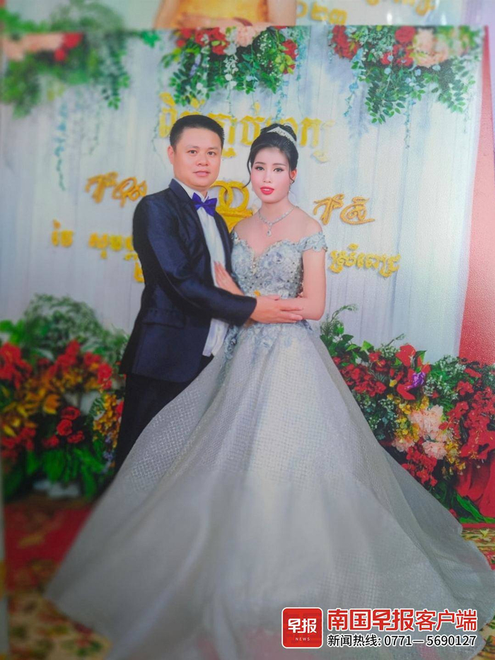 两人身着礼服合照。