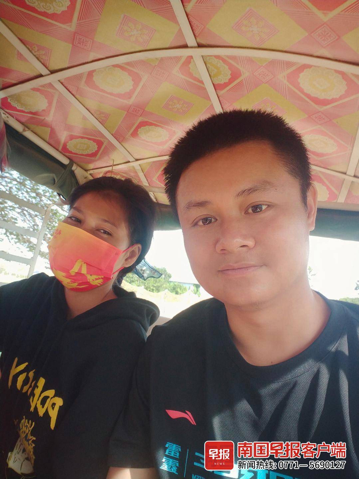 恋爱时，两人在阿贝的老家乘坐当地的突突车。受访者供图