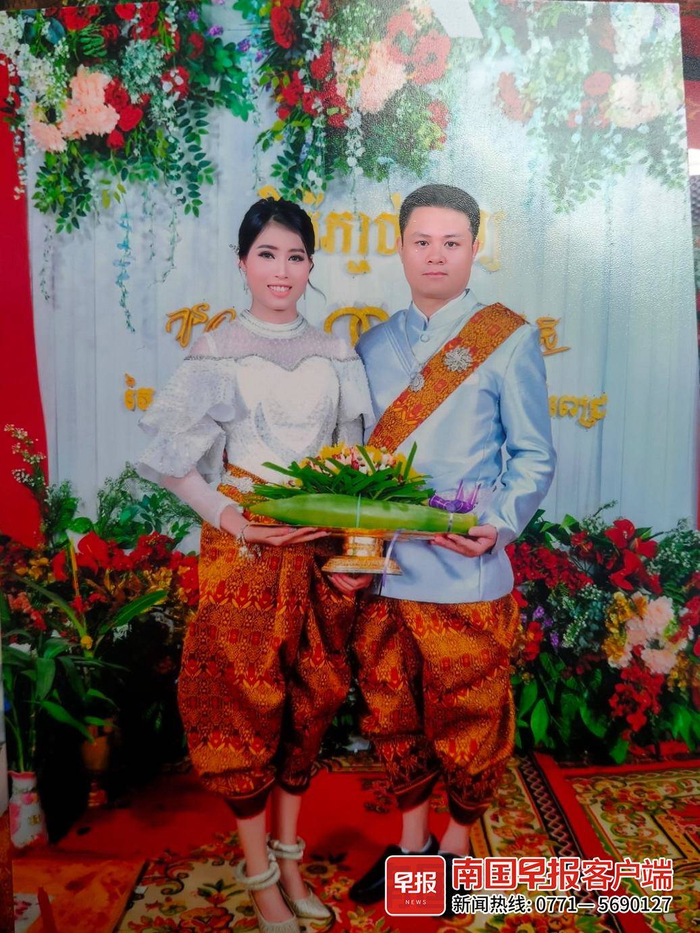 两人身着高棉族服饰合照。