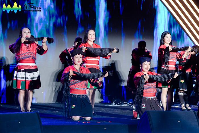 图说：金江村长发艺术团表演《长发谣》