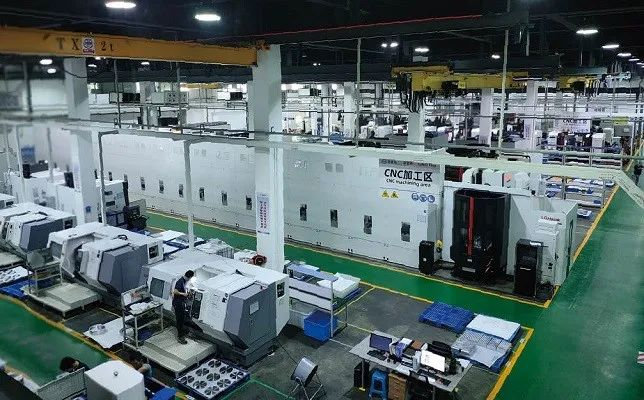 上图：托伦斯半导体设备启东有限公司车间。