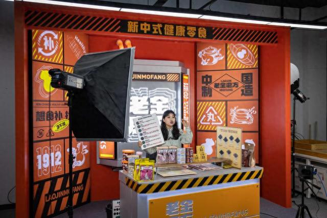 在位于杭州市的一家公司直播间内，主播在推介零食产品（2023年3月23日摄）。 新华社记者 江汉 摄