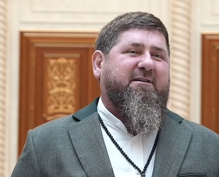 ▲卡德罗夫的“臃肿”引发外界对其健康产生猜测