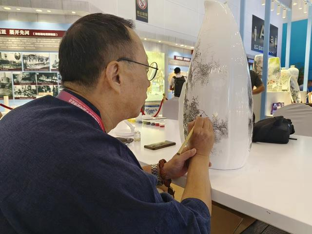 陶博会上，一位陶瓷大师正在现场创作。新京报记者 叶红梅 摄