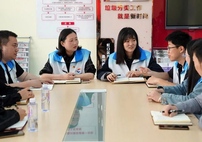 在上海市虹口区嘉兴路街道市民驿站，垃圾分类志愿者在交流工作经验。新华社记者刘颖 摄
