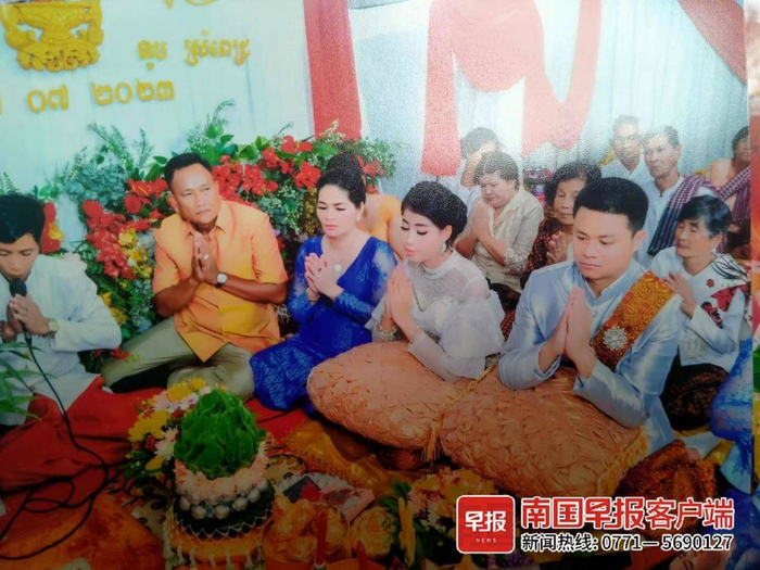 阿志（前排右一）和阿贝（前排右二）在亲朋的见证下举行结婚仪式。受访者供图