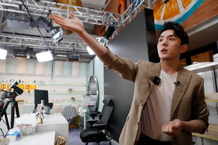 2020年10月18日，李佳琦亮相上海上生·新所的美ONE公司——李佳琦直播的大本营。 视觉中国供图