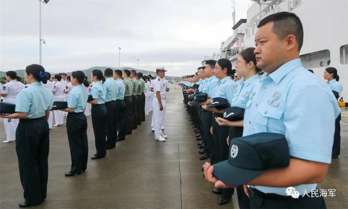 ▲和平方舟号医院船在出访前组织任务官兵进行军容风纪检查 黎宇 摄