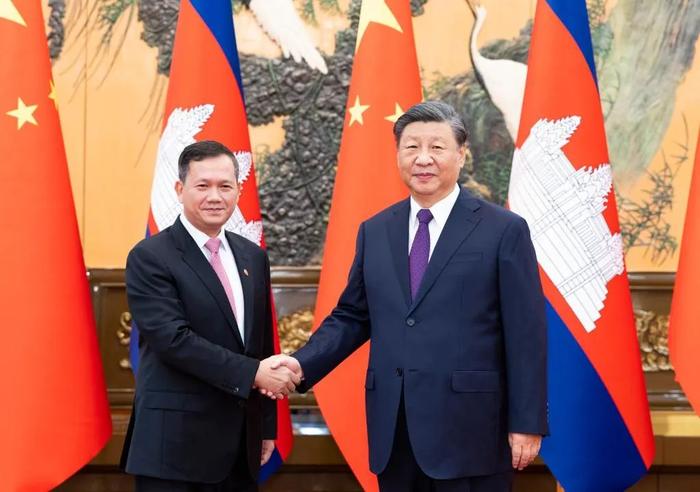 9月15日上午,国家主席习近平在北京人民大会堂会见来华进行正式访问的柬埔寨首相洪玛奈。图/新华