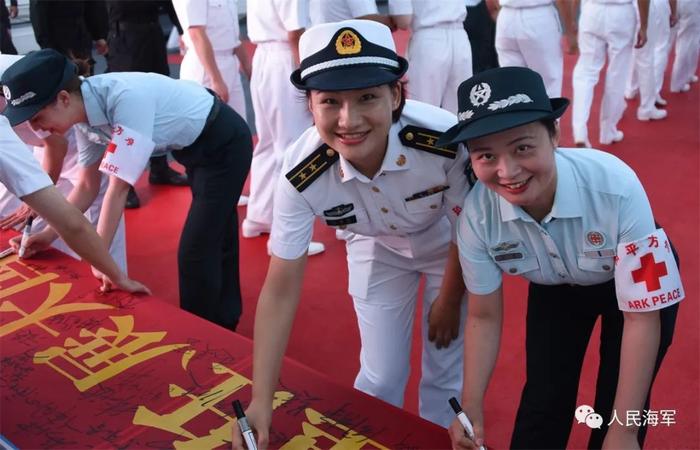 ▲和平方舟号医护人员参加跨越赤道仪式时,在横幅上签字 黎云 摄