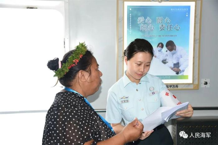 ▲和平方舟号靠泊基里巴斯期间,一名文职医生为患者解读化验报告 黎云 摄