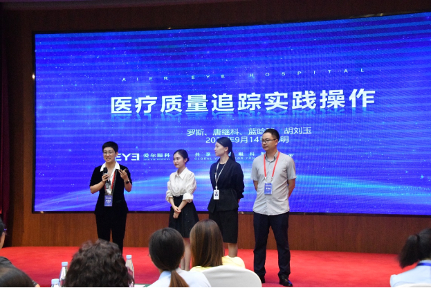 罗斯总监与她的助教团队