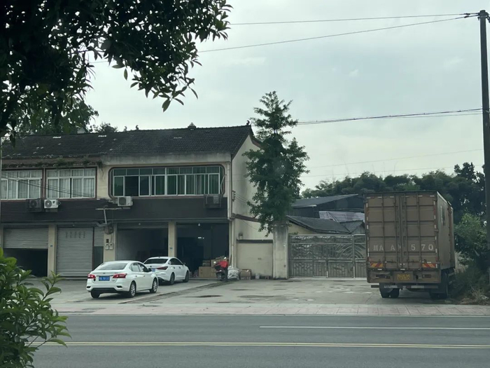 四川成都市蒲江县，临近公路的一个大凉山网红供应链商人的门店与仓库。摄影/本刊记者 刘向南